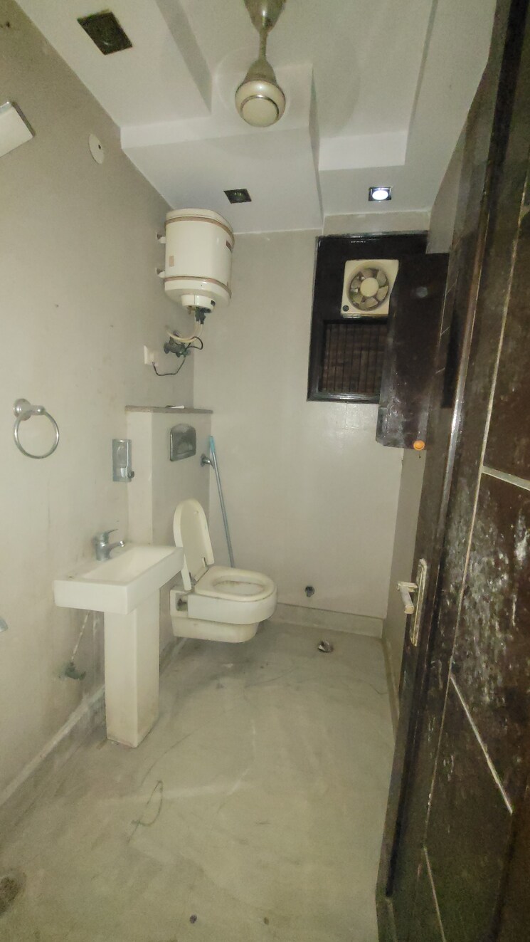 Attached Bathroom, yojna vihar 3 Bedroom 1125 Sq.Ft. Builder Floor In Yojna Vihar Delhi 8084588