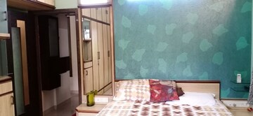 Room in 2.5 BHK Apartment at Bandra West – for Rent