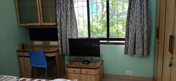 Furnished Amenities in 2.5 BHK Apartment at Bandra West – for Rent