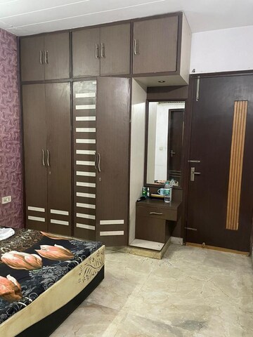 Room in 3 BHK Builder Floor at Janakpuri – for Rent
