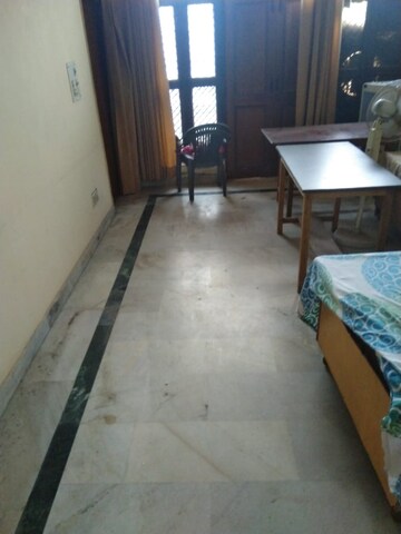 Room in 2.5 BHK Independent House at Gamma Ii Greater Noida – for Rent