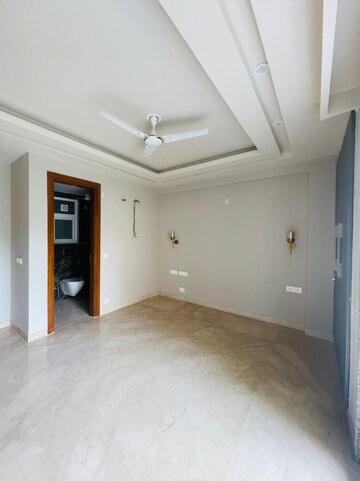 Room in 3 BHK Builder Floor at Sector 26a – for Rent