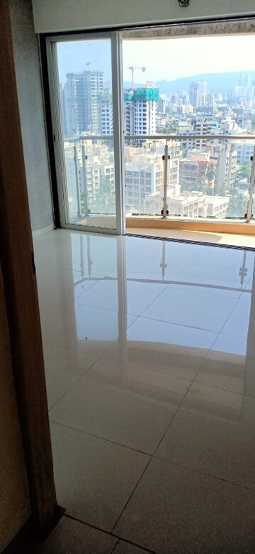 Room in 2 BHK Apartment at Lotus Lotus Link Square, Malad West – for Rent