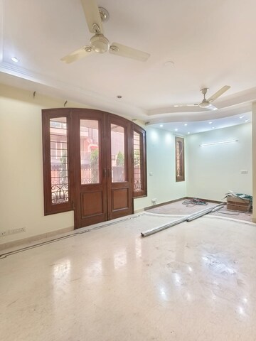 Room in 3 BHK Builder Floor at Unitech South City 1, South City 1 – for Rent