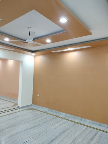 Room in 2 BHK Builder Floor at Gomti Nagar – for Rent