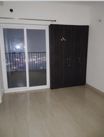 Room in 3 BHK Apartment at Gaur City 2 - 14th Avenue, Sector 16c Greater Noida – for Rent