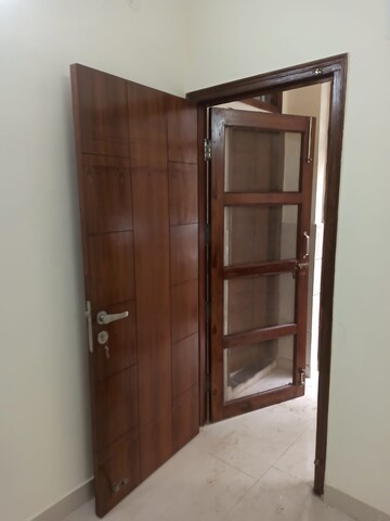 Room in 2 BHK Builder Floor at Paryavaran Complex – for Rent