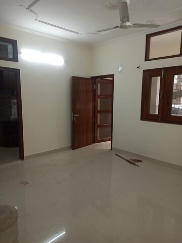 Room in 2 BHK Builder Floor at Paryavaran Complex – for Rent