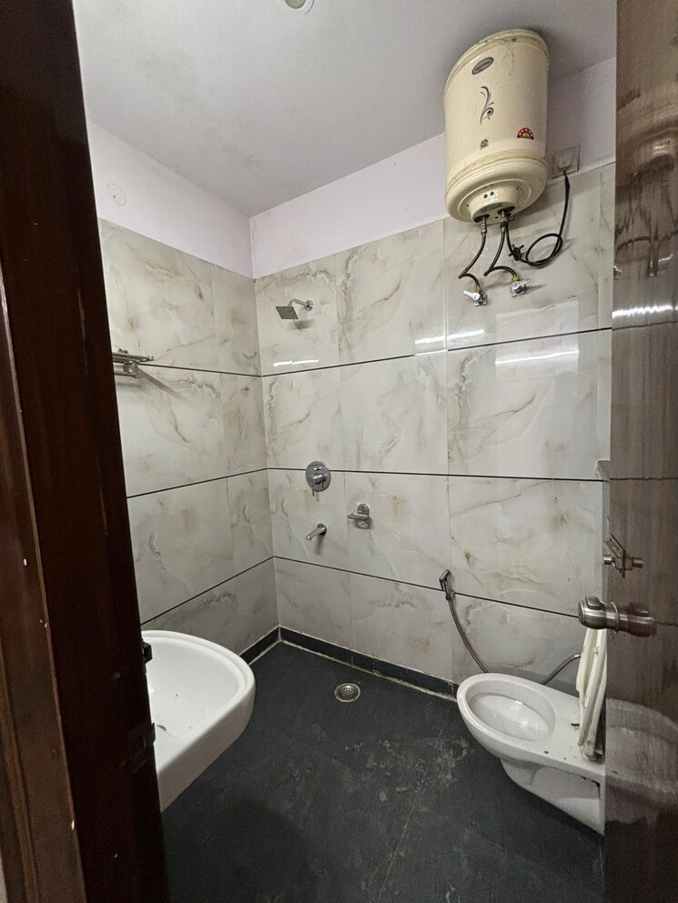 Bathroom, old rajinder nagar 2 Bedroom 900 Sq.Ft. Builder Floor In Old Rajinder Nagar Delhi 8085087