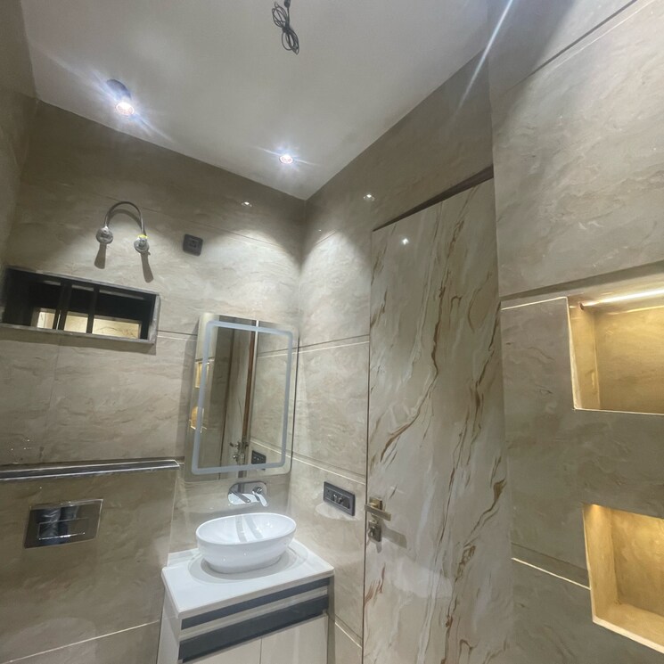 Bathroom, niti khand 4 Bedroom 143 Sq.Mt. Builder Floor In Niti Khand Ghaziabad 8085112