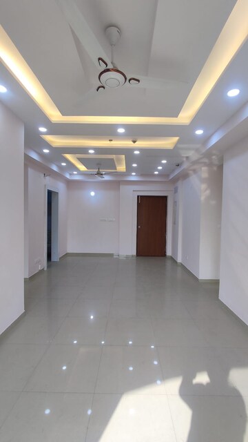 Room in 3 BHK Apartment at Moti Nagar – for Sale