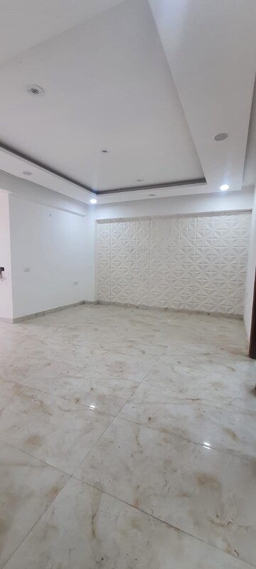 Room in 2 BHK Apartment at JKG Palm Resort, Raj Nagar Extension – for Rent