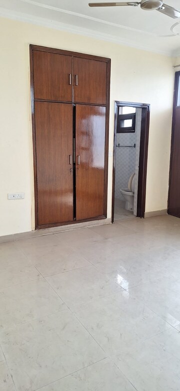 Room in 3.5 BHK Apartment at Sector 20 – for Rent