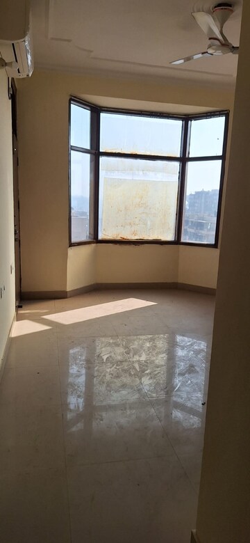 Room in 3.5 BHK Apartment at Sector 20 – for Rent