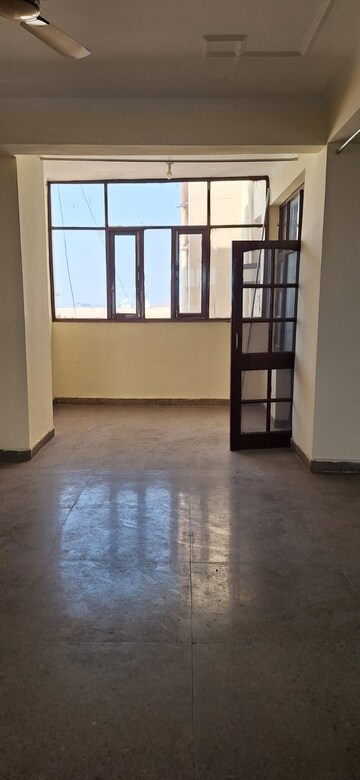 Room in 3.5 BHK Apartment at Sector 20 – for Rent