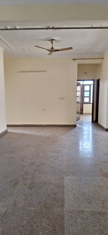 Room in 3.5 BHK Apartment at Sector 20 – for Rent