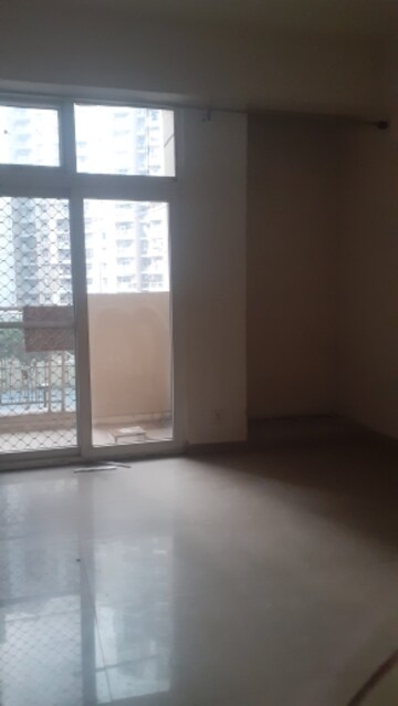 Room in 3 BHK Apartment at Sector 16c Greater Noida – for Rent