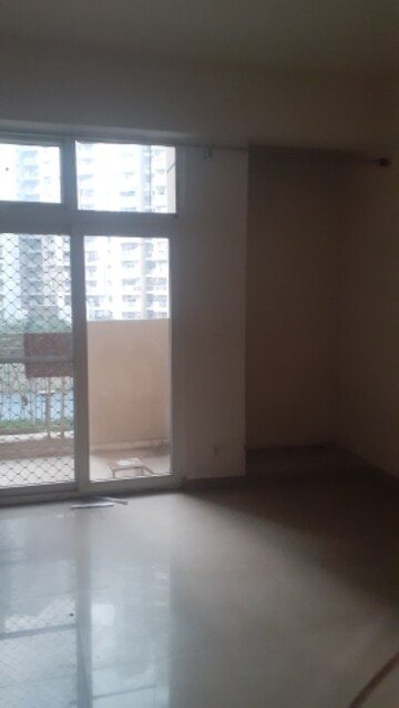 Room in 3 BHK Apartment at Sector 16c Greater Noida – for Rent