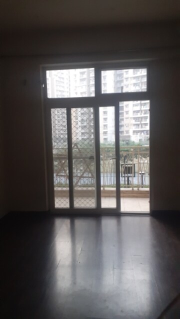 Room in 3 BHK Apartment at Sector 16c Greater Noida – for Rent