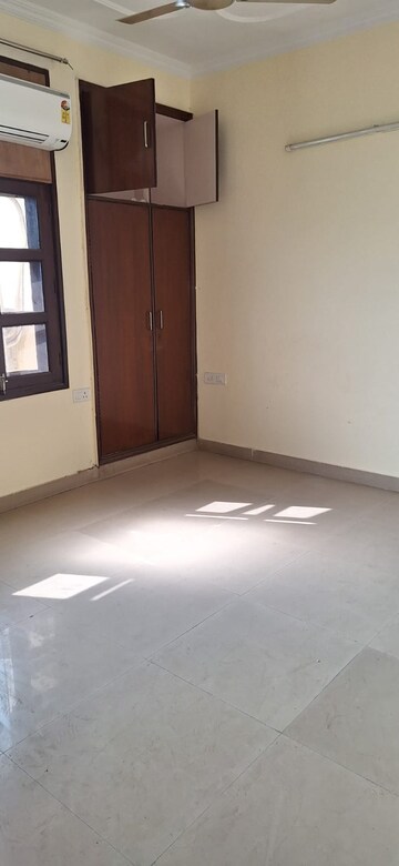 Room in 3 BHK Apartment at Sector 20 – for Rent