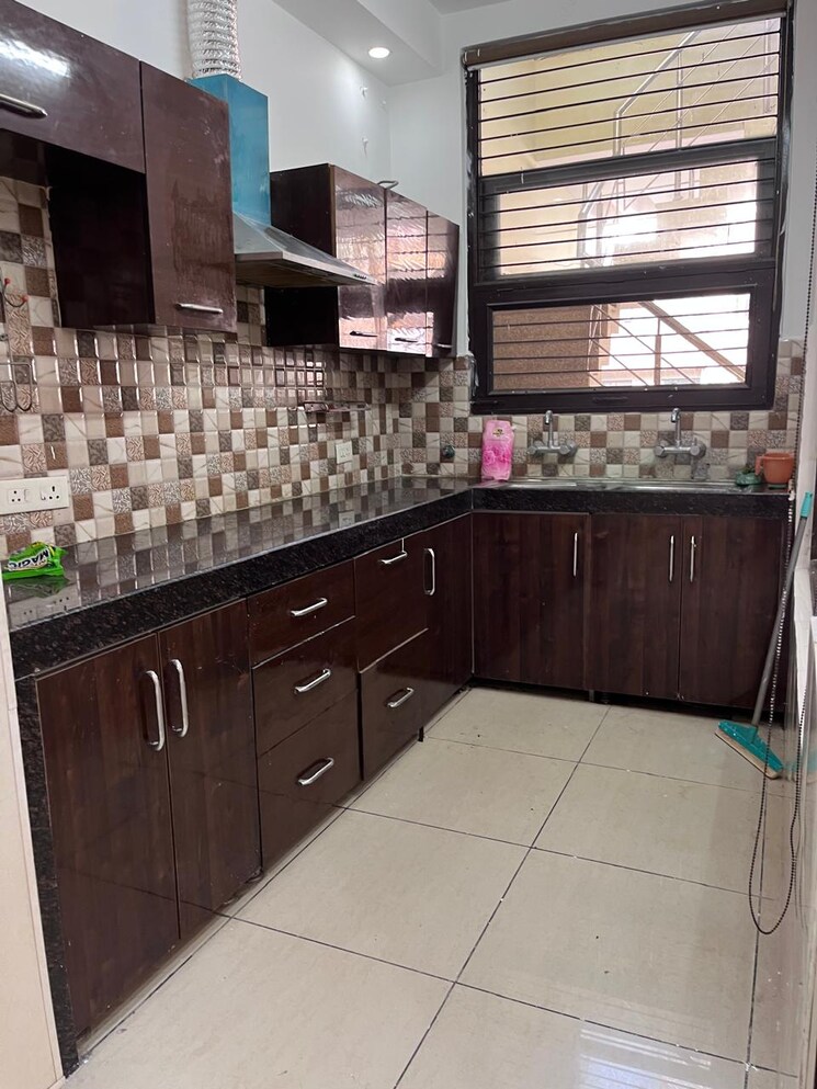 Kitchen, peer mucchalla 3 Bedroom 150 Sq.Yd. Builder Floor In Peer Mucchalla Zirakpur 8085465