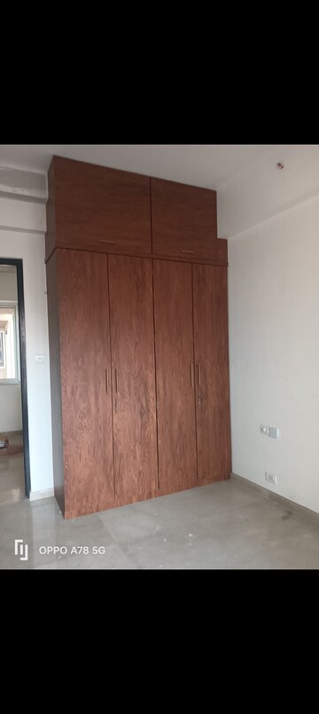 Room in 3 BHK Apartment at Kalpataru Radiance, Goregaon West – for Rent