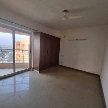 Room in 3.5 BHK Apartment at Sector 20 – for Rent