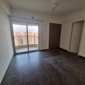 Room in 3.5 BHK Apartment at Sector 20 – for Rent