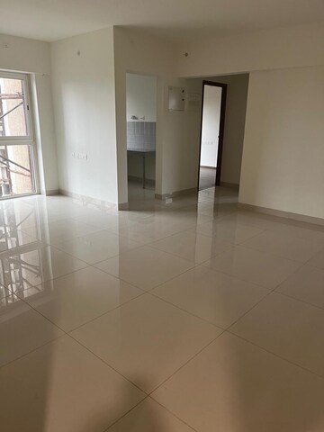 Room in 2 BHK Apartment at Shapoorji Pallonji Siennaa, Kandivali East – for Rent