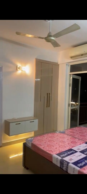 Room in 2 BHK Apartment at Suncity Avenue 76, Sector 76 – for Rent