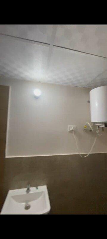 Room in 2 BHK Apartment at Suncity Avenue 76, Sector 76 – for Rent