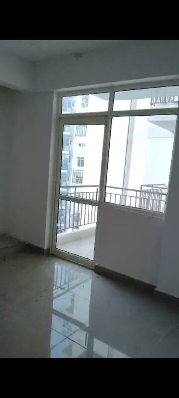 Room in 2 BHK Apartment at Suncity Avenue 76, Sector 76 – for Rent