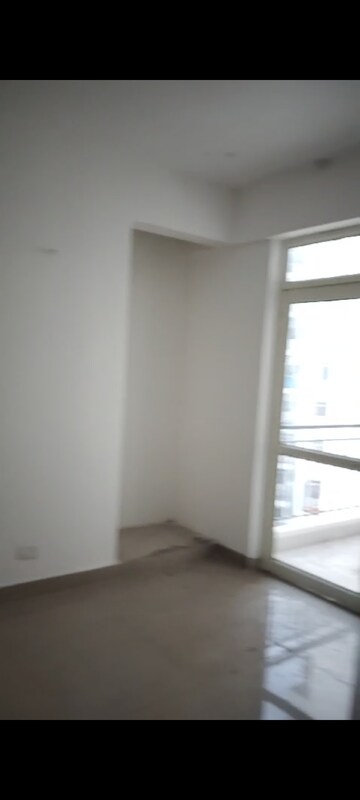 Room in 2 BHK Apartment at Suncity Avenue 76, Sector 76 – for Rent