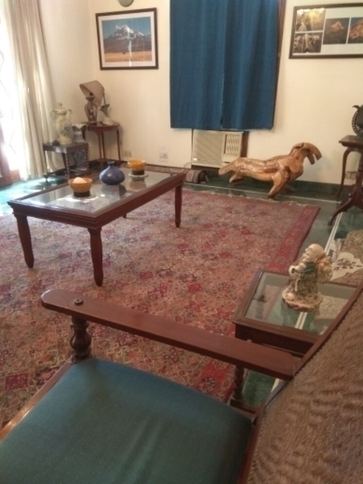 Living Room, new friends colony 6 Bedroom 300 Sq.Yd. Independent House In New Friends Colony Delhi 8085730