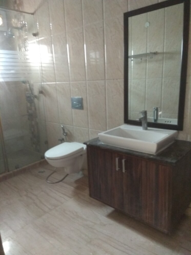 Bathroom, new friends colony 6 Bedroom 300 Sq.Yd. Independent House In New Friends Colony Delhi 8085730