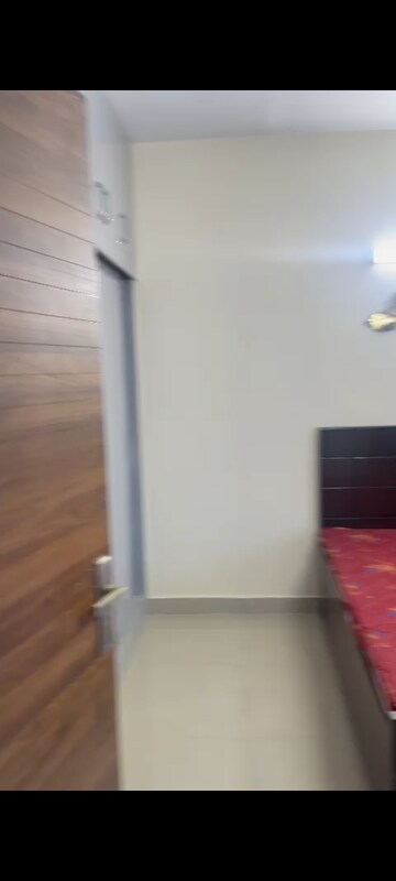 Room in 2 BHK Apartment at Suncity Avenue 76, Sector 76 – for Rent
