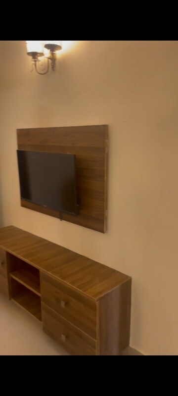 Room in 2 BHK Apartment at Suncity Avenue 76, Sector 76 – for Rent