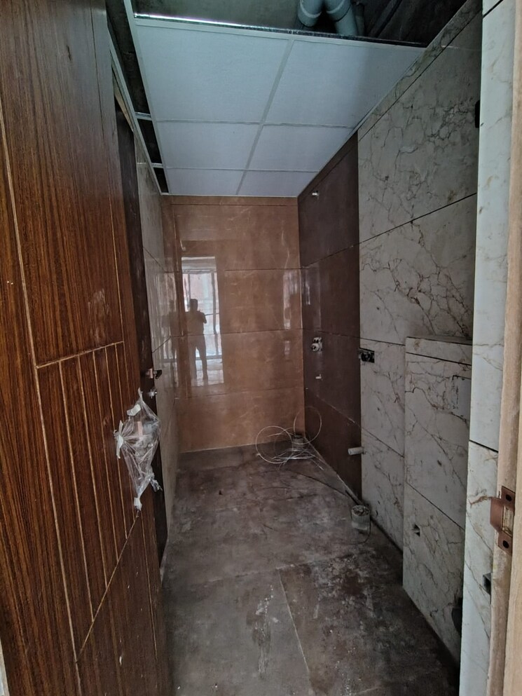 Bathroom, sector 73 2 Bedroom 1050 Sq.Ft. Builder Floor In Sector 73 Noida 8085860