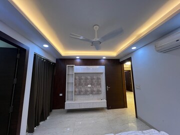 Room in 4 BHK Builder Floor at Sector 52 – for Rent