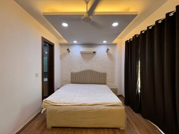 Bedroom in 4 BHK Builder Floor at Sector 52 – for Rent