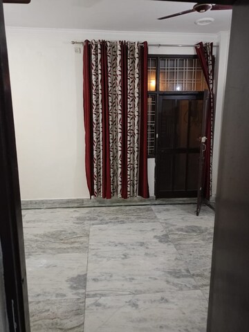 Room in 3 BHK Builder Floor at Unitech South City II, Sector 50 – for Rent