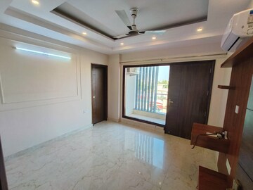 Room in 3 BHK Builder Floor at Sector 9 – for Rent