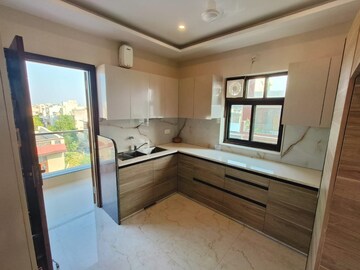 Room in 3 BHK Builder Floor at Sector 9 – for Rent