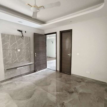 Room in 3 BHK Builder Floor at Sector 14 – for Rent