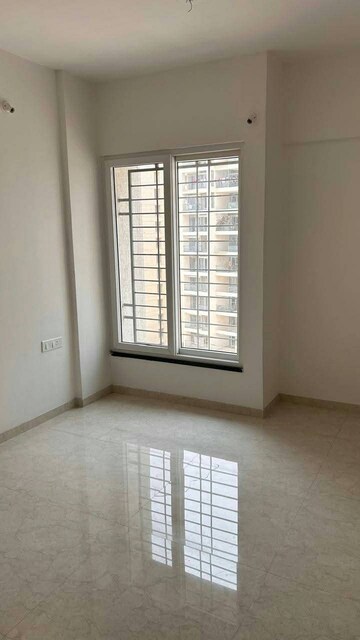 Room in 2 BHK Apartment at Majestique Towers, Kharadi – for Rent