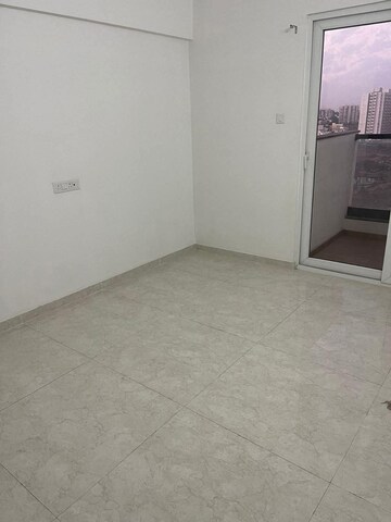 Room in 2 BHK Apartment at Majestique Towers, Kharadi – for Rent