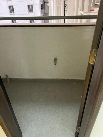 Room in 2 BHK Apartment at Majestique Towers, Kharadi – for Rent
