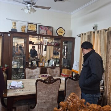 Living Room in 3.5 BHK Apartment at Sector 36 – for Rent