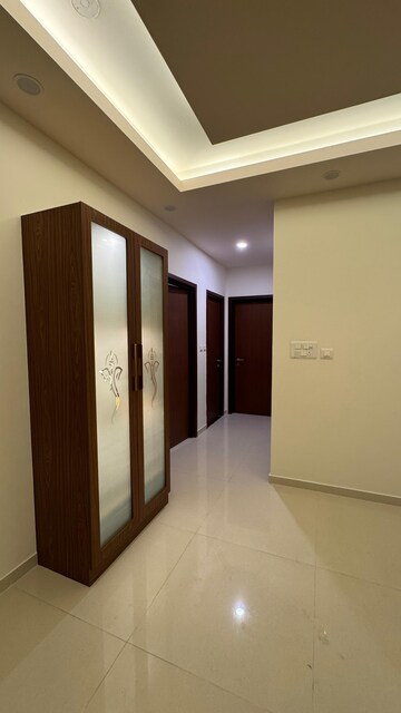 Room in 2.5 BHK Apartment at L&T Raintree Boulevard, Hebbal – for Rent