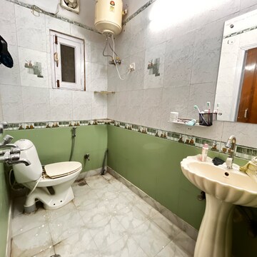 Bathroom in 2.5 BHK Builder Floor at Malviya Nagar – for Rent